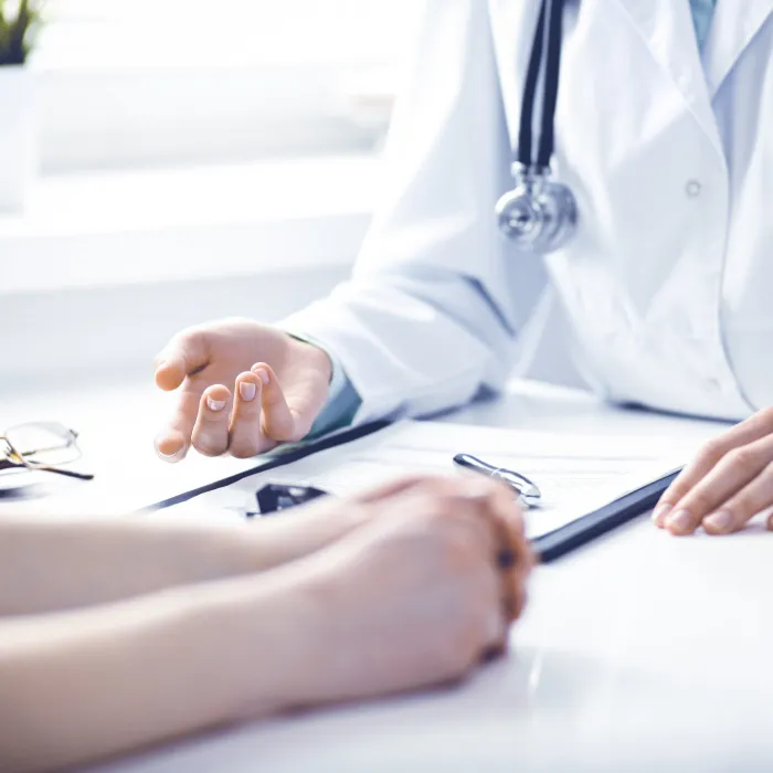 Врач консультирует пациента